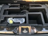 もしパンクをしてしまったら、この溶剤をエア注入口より入れて応急処置をしてください。重いスペアタイヤを積んで走るより燃費向上になるので、パンク修理キット搭載車が増えてます。