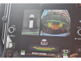 それぞれのカメラをつなぎ合わせ上から見たような画像が映し出される全周囲カメラ装備です。