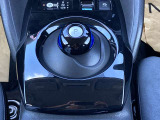 電制シフト。手のひらで包むようにして、手首を軽く動かすだけでシフトできる、マウス感覚のシフト。