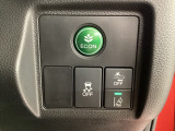 衝突の危険がある時に警告してくれる衝突軽減ブレーキ。車線を外れそうな時に警告し、ステアリング制御してくれる路外逸脱制御機能搭載!