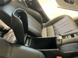 前席のシート間に配置したアームレスト付きのコンソールボックスで運転席助手席がそれぞれくつろげます。