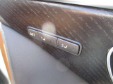 シートメモリ機能が装備されており自分の運転ポジションを記憶させておく事で他の方が運転された後でもスイッチ一つで自分のポジションにする事が可能です!