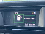 ドアの開閉状況など車両の情報を画面で確認でき、乗車前後の状態把握に役立ちます。表示がまとまっているため必要な情報を見つけやすく、日々の運転をサポートする実用的な装備です。