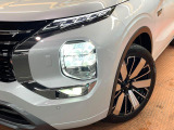 【LEDヘッドライト】悪天候や夜間走行時も良好な視界を確保し安心して運転できる高輝度LEDヘッドライトを装備!点灯速度が早く、消費電力も抑えられています。