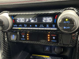 冬場に嬉しい運転席、助手席シートヒーター付きでポカポカ