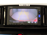 後退時に車両の後ろ側をモニター画面に表示します。車庫入れなどでバックする際に後方確認ができて便利です。車庫入れが苦手な人もこれで安心。