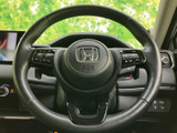 ステアリング左右に各種スイッチを備え、手元で車両機能を扱いやすいレイアウトです。運転姿勢を大きく変えずに操作でき、普段の移動から長時間の運転まで便利にお使いいただけます。