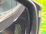 【ブラインドスポットモニター】走行中、ドアミラーの死角になりやすい箇所に後続車が接近するとサイドミラーのレンズに警告を表示!ドライバーに注意喚起をしてくれます。