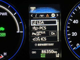 【レーンディパーチャーアラート】道路上の白線(黄線)をカメラで認識、ドライバーがウインカー操作を行わずに車線を逸脱する可能性がある場合、ブザーとディスプレイで注意喚起。
