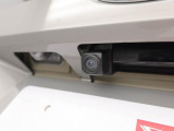 後退時に車両の後ろ側をモニター画面に表示します。車庫入れなどでバックする際に後方確認ができて便利です。車庫入れが苦手な人もこれで安心。