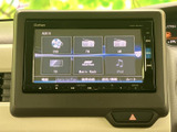 DVDやFM、AM、テレビなど、選べる音声・映像ソースが画面に一覧表示されます。使いたい項目を確認して選びやすく、通勤や休日のお出かけなど日々の移動を彩ります。