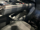 運転席手元に、ティッシュBOXや手荷物を置けるスペースあります☆
