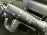 ワイパーの操作表示がレバーにまとめられ、必要な機能を確認しやすい設計です。雨天時や視界を整えたい場面でも、手元で操作しやすく便利です。