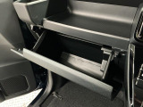 【収納部】パッと手に取りたい小物の置き場に便利。その他、沢山の収納部がございます。