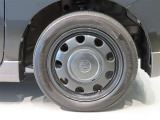 純正のアルミホイール装着車です。タイヤサイズは155/65R14です。