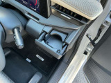 乗車中にホッと一息、ドリンクホルダーもありますよ!ドリンクだけでなく小物類も収納できますよ