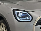 個性的な多角形デザインのLEDヘッドライトが、フロントフェイスに存在感をプラス。