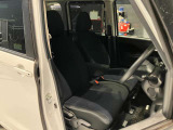 運転席、助手席です。シート地です。吸湿性のある素材をあしらい座面も広くゆったりと座れてきっと気に入っていただけると思います。