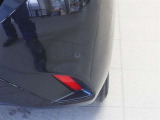 コーナーセンサーを車の前後に装備。障害物までの距離に応じて警告音を変えてお知らせ。縦列駐車時や駐車場・車庫などでの取り回しをサポートします。詳細は販売店スタッフまでおたずねください。
