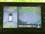 後方の映像に加えて車両周囲の表示も確認でき、駐車時の安全確認に役立ちます。ガイドラインが距離感をつかむ目安となり、周囲を見ながら落ち着いて後退操作を行えます。