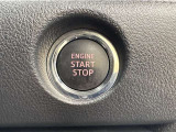 エンジンスタートボタンです。キーが車内にあれば、エンジンの始動・停止はブレーキを踏んでスイッチを押すだけ!キーを取り出す手間を省き、ワンプッシュでエンジンを操作するので簡単でスムーズです。