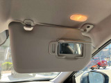 サンバイザーに鏡がついていますので、車から降りる前に身だしなみチェックが出来ます。