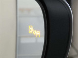 隣車線を走る車両をレーダーで検知し、ドアミラーでは確認しにくい後側方エリアに存在する車両に加え、急接近してくる車両も検知します。車両を検知するとドアミラーに搭載されたLEDインジケーターが点灯します。