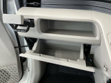 【収納部】パッと手に取りたい小物の置き場に便利。その他、沢山の収納部がございます。