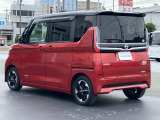 車線逸脱防止支援システム,車両が車線をはみ出す可能性がある場合に警報音と警告表示と共に車線内に戻すようにハンドル操作をサポートしてくれます。
