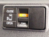 【電動スライドドアボタン】 車内からも開閉可能なスライドドアスイッチが付いています☆ (^_-)-☆ お荷物を抱えてドアが開けられないなんて事もありますよね!そんなお連れ様にも喜ばれる♪親切な機能です