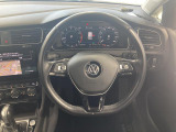 Volkswagen全車共通の上質な本革を使用した手触りのしっとりとしたステアリングです。唯一素肌が触れるハンドルは上位モデルと同じ握り心地になっております。