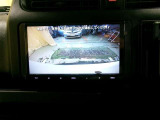 バックモニター付。車両後方の映像をナビ画面に表示し、駐車などの後退操作をサポートします。