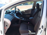 運転席まわりと前席の様子です。操作部を手の届きやすい位置にまとめています。