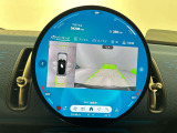 駐車をスマートにサポート。バックカメラ&前後障害物センサーを装備。