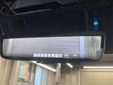 デジタルインナーミラー付き。後方視野角が広く、後席に同乗者がいても後方を確認しやすく安心です。