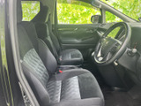 前席は座面と背もたれにゆとりがあり、運転席から前方や周囲を見渡しやすいレイアウトです。落ち着いた色調の室内で、毎日の移動も心地よくお過ごしいただけます。