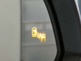 隣車線を走る車両をレーダーで検知し、ドアミラーでは確認しにくい後側方エリアに存在する車両に加え、急接近してくる車両も検知します。車両を検知するとドアミラーに搭載されたLEDインジケーターが点灯します。