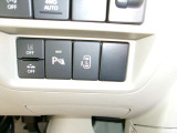 左側オートスライドドアです。運転席からでもスイッチひとつで開閉できるので、便利ですよ