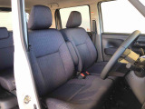 運転席の座面高さを調整できるシートリフターが付いています。フロントシートはベンチシートを採用で、座面も広く使い勝手もいいですよ♪