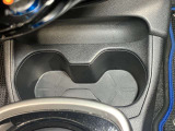 運転席・助手席のドリンクホルダーです。手のとどきやすい位置にあるので便利です!