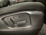 運転席にはパワーシートを装備!シート位置を記憶するメモリー機能付きなのでご夫婦で2名分セットすると便利です♪