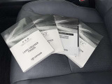 メンテナンスノート、取扱説明書ですね。 車の情報が凝縮されています。 車の整備記録が記載されている大事な物ですよ。