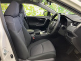 ゆとりを感じる前席まわりは、シートに座った際の視界も広く、運転席からの確認がしやすい配置です。落ち着いた色合いでまとまり、日常の移動も心地よく過ごせます。