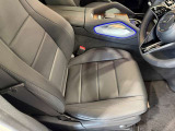 メルセデスのシートは、少し硬めに出来ておりますので、長時間の運転でも疲れにくく、安全にドライビングをお楽しみ頂けます