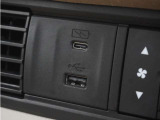 ◆USB入力端子◆USB接続、スマートフォンの充電等にも便利なUSBチャージャー使いやすい場所に装備されています。