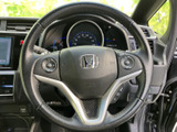 手元に複数のボタンを備え、運転姿勢を保ちながら各種機能へアクセスしやすい仕様です。握りやすさやボタンの位置を実際にお確かめのうえ、日々の運転にお役立てください。