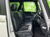 運転席まわりまで見渡しやすく、乗り降りの際も足元にゆとりを感じる空間です。シートは身体を支える形状で、日常の移動を快適に過ごせる室内となっています。