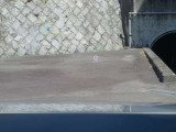 運転席から見えるヘッドアップディスプレイの写真になっています。走っている速度を窓ガラスに照射します。また、ナビを設定していると、目的地の案内も表示されます。目線を逸らさずに確認ができるので安心です。