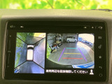 車両の周囲と後方の様子を画面で確認でき、駐車時の安全確認をサポートします。ガイド表示も備わり、周囲の状況を確かめながら、落ち着いて操作しやすい装備です。