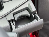 運転席側ドリンクホルダーです。高めの位置にご用意しておりますので目線を下げることなくご利用頂けます!!